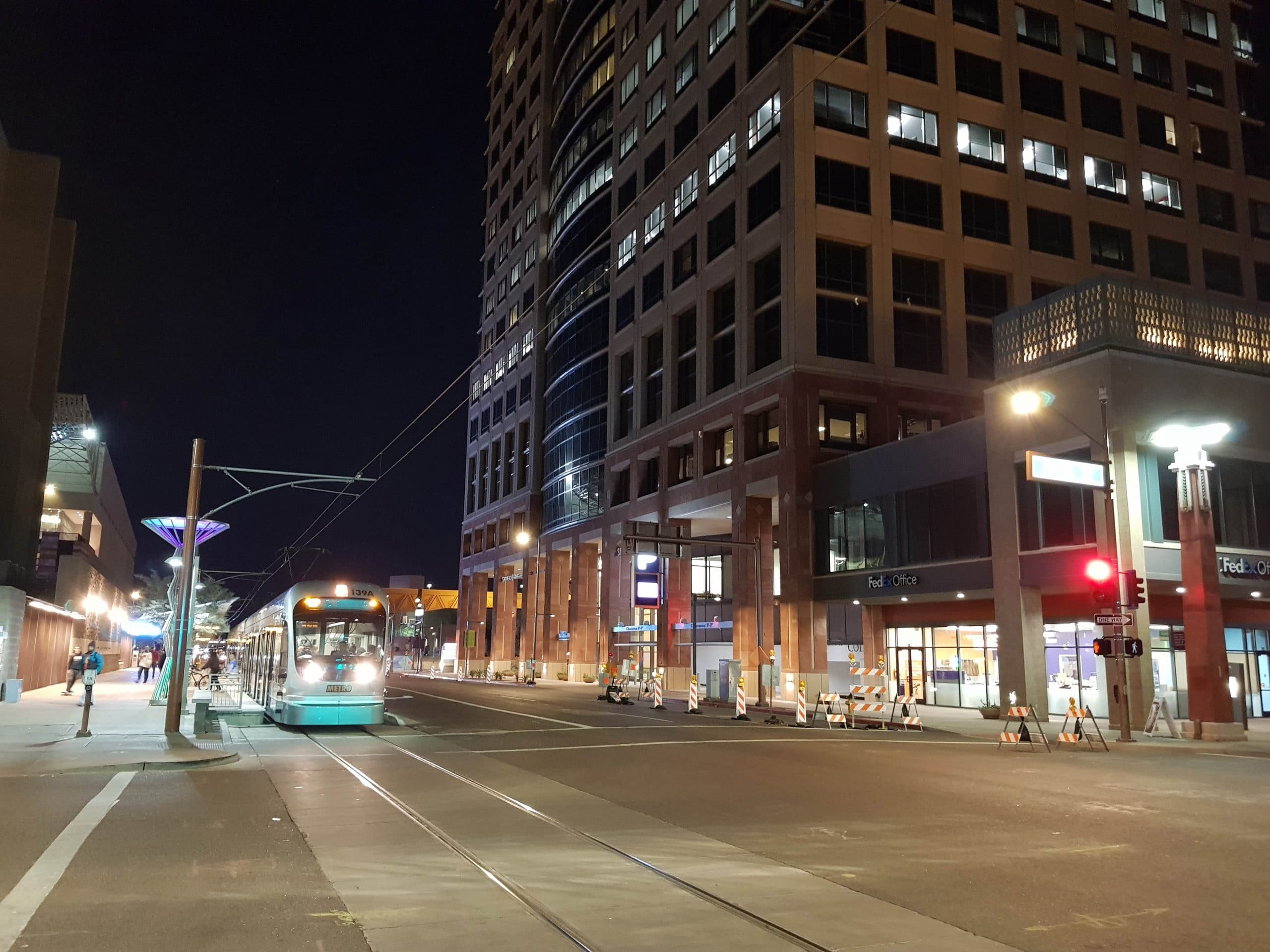Train léger sur rail dans une gare de la ville, la nuit